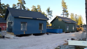 Lappträskhusen står som modell för nybygge i Lappträsk. Två nybyggda små egnahemshus.