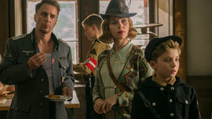 Tre glada nazister i en ring? Sam Rockwell dyker upp i en underhållande roll som nazikapten. Jojo (Roman Griffin Davis) och hans mamma (Scarlett Johansson) träffar nazikaptenen Klenzendorf (Sam Rockwell).