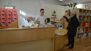 Ulla-Stina Engström tillsammans med Riku Tuominen vid Luckan i Åbo. Riku Tuominen och Ulla-Stina Engström står vid disken vid Luckan i Åbo