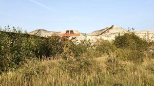 Askberget vid Eesti Energias oljeskifferkraftverk i Auvere är Estlands till volymen största askberg. Det uppskattas innehålla över 250 miljoner ton aska. I Kohtla-Järve finns högre berg av halvkoks, en biprodukt av utvinningen av oljeskiffer. Askberget vid Eesti Energias oljeskifferkraftverk i Auvere i Ida-Virumaa i Estland är landets till volymen största med sina uppskattningsvis över 250 miljoner ton aska.