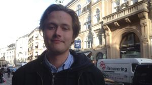 Anders Delling anser att kraven holkar ut välfärdsstaten. Anders Delling på en trafikerad gata med gamla hus i Köpenhamn.