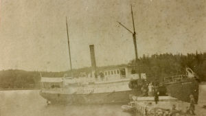 Ångbåten Nystad vid bryggan i Strömma i Kimito. Bilden från början 1900-talet. Ångbåten Nystad vid bryggan i Strömma i Kimito. 1900-talets början.