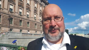 Patrik Oksanen tror att det ökar trycket i frågan, om SD byter åsikt för ett Nato-medlemskap. Patrik Oksanen framför Sveriges riksdag.