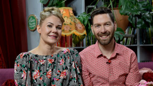 Suklaamestari Anna Kekki ja suklaansyöjä-juontaja Jonas Sundström. Anna Kekki ja Jonas Sundström Strömsön huvilassa.
