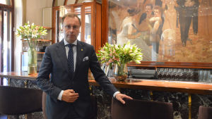 Tuomas Liewendahl Hotell Kämps general manager Tuomas Liewendahl i hotellets bar.