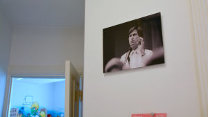 Ett foto på Apple-innovatören Steve Jobs pryder korridoren i Cospace andra våning. foto på steve jobs på cospace vägg