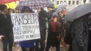 I april 2019, när Centerpartiet regeringsförhandlade med de två värdekonservativa partierna, protesterade mer liberalt sinnade personer. "Ska jag verkligen nu också behöva oroa mig för hur landets styrs?", står det på plakatet. Ett plakat på en demonstration mot den förväntade regeringen i Estland där texten säger; "På allvar? Måste jag verkligen oroa mig också för statsledningen?