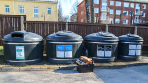 Redaktionens pizzalådor åker ner i byttan för kartong. Någon plastinsamling finns inte vid ekopunkten bakom stadshuset i Borgå. Avfallsinsamlingskärl.