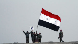 Syriska regeringsstyrkor i ökenprovinsen Deir ez-Zor Syriska regeringsstyrkor har drivit ut terrorgruppen IS från Deir ez-Zor, den sista provinshuvudstaden som IS kontrollerade i Syrien och Irak