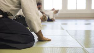 Kumarrukset tehdään polvillaan istuen. Aikido-treenaajat kumartavat istuallaan tatamilla.