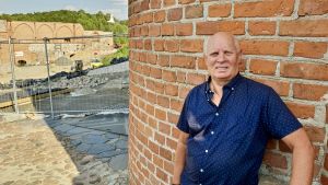 Laimutis Vaitonis står exakt på den plats där den Baltiska kedjan började i Vilnius. Laimutis Vaitonis, som själv deltog i den Baltiska kedjan, står vid startpunkten vid Gediminasslottets torn i Vilnius.