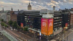 Forumkvartetet blev centrum för Amos Andersons, senare Konstsamfundets, framgångsrika affärer. Forum köpcenter och HBL-torn i Mannerheimvägen-Simonsgatans hörn, sett från Sokoshotellets tak.