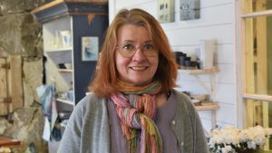 Maarit Lassila vet att man måste ha passion för att klara av att upprätthålla en konst- och hantverksaffär. Alla dagar får man inte lön för mödan men ett rikt innehåll blir det oavsett. Maarit Lassila i sin workshop i Ingå.