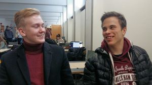 Alexander Gröning och Kristian Repo. Alexander Gröning och Kristian Repo, två unga män i en kafeteria.