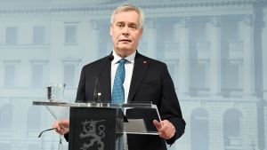 Antti Rinne säger sig flera gånger ha påtalat att sorterarna inte ska få sämre arbetsvillkor. Statsminister Antti Rinne håller tal och tittar på publiken.