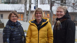 Kirsi Martin, Charlotta Allamo och Lotta Sandberg-Nyman följer gärna med bygget av Laurentiushuset från Solbrinkens skolgård. Vad som ska hända med den skolbyggnaden (i bakgrunden) är ännu oklar. Kirsi Martin, Charlotta Allamo och Lotta Sandberg-Nyman