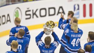 Mikael Granlund lyfter VM-bucklan i Bratislava våren 2011. Mikael Granlund lyfter VM-bucklan 2011.
