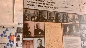Plakat i KGBs högkvarter i Riga där det snart öppnar ett museum. Plakat i den utställning som kommer att öppnas i KGBs gamla högkvarter i Riga där det står att vem som helst kan vara skyldig.