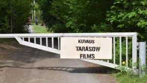 Produktionsbolaget Tarasow Films är stationerat i Helsingfors, men en av delägarna är bosatt i Hangö. Filminspelning i Fiskars med filmbolaget Tarasow films.