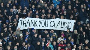 Claudio Ranieri hyllades från läktarplats i hemmamatchen mot Liverpool. Leicester-fansen håller upp ett lakan med texten "Tack Claudio" under hemmamatchen mot Liverpool.