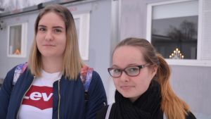 Eleverna Linda Hilli och Elin Isaksson. Eleverna Linda Hilli och Elin Isaksson vid Lovisa högstadium.