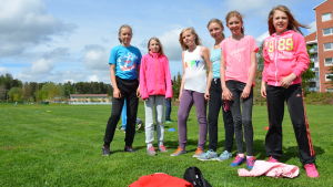 Sara Laihinen, Sofie Grönvall, Minea Friman, Lydia Brenner, Vera Iver, Milda Isaksson och Ia Lindroos ser fram emot att åka till Vasa för att delta i Stafettkarnevalen. Elever i S:t Karins svenska skola inför Stafettkarnevalen.
