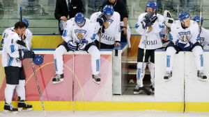 OS-finalen 2006 är en av Finlands tyngsta matcher. Teemu Selänne och andra besvikna Lejonspelare efter OS-finalen 2006.