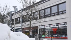 Den långa raden av fönster i andra våningen beskriver bra hur stort det gamla biblioteket i Vårberga var. Köpcentret i Vårberga i Borgå