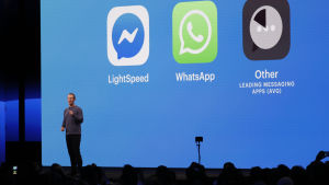 Mark Zuckerberg föreläser om säkerhet och integritet på en Facebook-konferens i Kalifornien den 30 april 2019. Mark Zuckerberg håller ett föredrag framför en blå bakgrund med några appsymboler som projiceras.