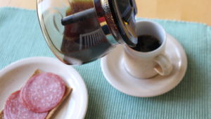 Inget mellanmål på dagverksamheten. Nu får kaffet drickas hemma. kaffe hälls upp i en kopp