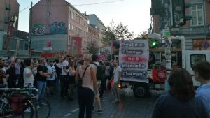 Mielenosoitus Hampurissa ilmastonmuutosta ja hiilivoima vastaan 13.10.2018 Väkijoukko osoittaa mieltä hiilivoimaa vastaa Hampurissa 13.10.2018