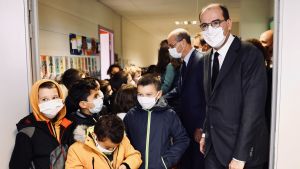 Frankrikes premiärminister Jean Castex besöker en skola i Conflans-Sainte-Honorine, den ort där den mördade läraren Samuel Paty undervisade. Frankrikes premiärminister Jean Castex besöker en skola i Conflans-Sainte-Honorine, den ort där den mördade läraren Samuel Paty undervisade.