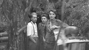 Etulinjan miehiä korsunsa ovella aselevon aamuna 4.9.1944