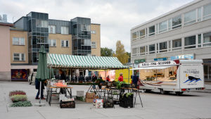 Torghandeln är en viktigare inkomstkälla än höstmarknaden säger fiskare Ove Lindqvist, som ändå kommer att sakna själva marknadsstämningen och att få träffa kunder som man ser bara en gång i året i samband med marknaden. Arkivbild från 2016. Torgförsäljning på Ekenäs torg.