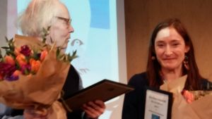 Prisutdelning på Folkets Hus i Umeå. Författaren Ulf Stark och illustratören Linda Bondestam Linda Bondestam tar emot ett pris och får en blombukett.