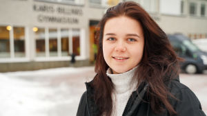 Samantha Björklöf tycker att hennes finska löper bättre efter tiden i Rovaniemi. ung kvinna med mörkt hår