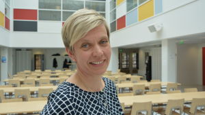 Inger Damlin säger att intresset för språk minskat i Korsholms högstadium. Inger Damlin, biträdande rektor på Borgaregatans skola i Vasa står i skolans matsal.