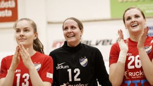 Roosa Niemi hade lätt att le efter den tredje finalen. HIFK-målvakten Roosa Niemi firar seger tillsammans med Petra Gostowski (tv) och Iida Väyrynen (th).