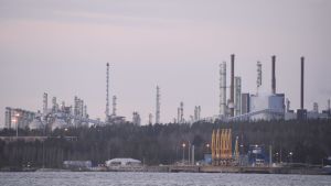 Anläggningarna i Sköldvik kräver egen avtalsbrandkår. Sköldvik sedd från havet