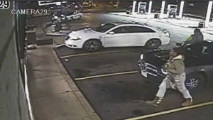 Skärmdump från övervakningskamerans video, bara en liten stund innan Antonio Martin blir skjuten. Missouri