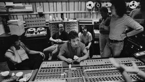 Bruce Springsteen studiolla 14 kuukautta kestäneen levynteon aikana Bruce Springsteen (keskellä) miksauspöydän ääressä