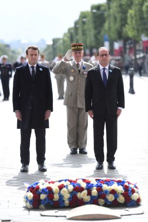 Den avgående presidenten François Hollande och den nyvalda presidenten Emmanuel Macron Emmanuel Macron och François Hollande