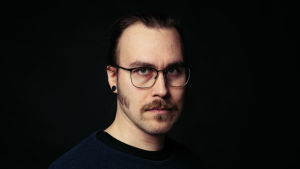 Kasvokuva toimittaja Eero Mäntymaasta.