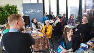 Många på plats när Agenda bjuder på språklunch. lunch på Cabriole med många deltagare