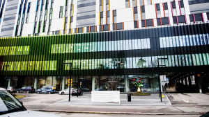 På Nya Barnsjukhuset behandlas endast de patienter med allvarliga skador. Kuvassa näkyy Helsingin uusi lastensairaala.
