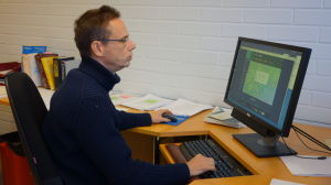 Patric Östergård studerar uppmätta nätverkshastigheter via webbtjänsten Netradar. Patric Östergård på Aalto-universitetet