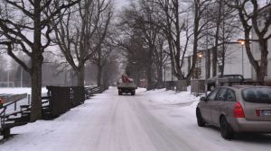 I framtiden ska det inte vara möjligt att parkera vid Ladugårdsgatan. Bil som kör längs med Ladugårdsgatan i Ekenäs.