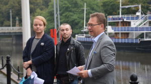 På bild: Pridekoordinator Panda Eriksson, poeten Susinukke Kosola och Mika Akkanen, som svarar för internationella ärenden och protokolltjänster vid Åbo stad. Pride- freden utlystes i Åbo. På bilden Pride-koordinatorn Panda Eriksson, poeten Susinukke Kosola och Mika Akkanen från Åbo stad.