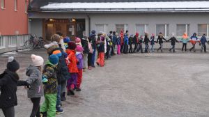 Kommer elevantalet att öka markant i centrumskolorna? Hand i hand runt Kvarnbackens skola i Borgå
