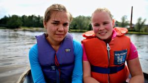 Noora-Kaisa Rantanen och Vilma Kangasaho lånar sällan böcker. Noora-Kaisa Rantanen och Vilma Kangasaho åker med roddbåten.